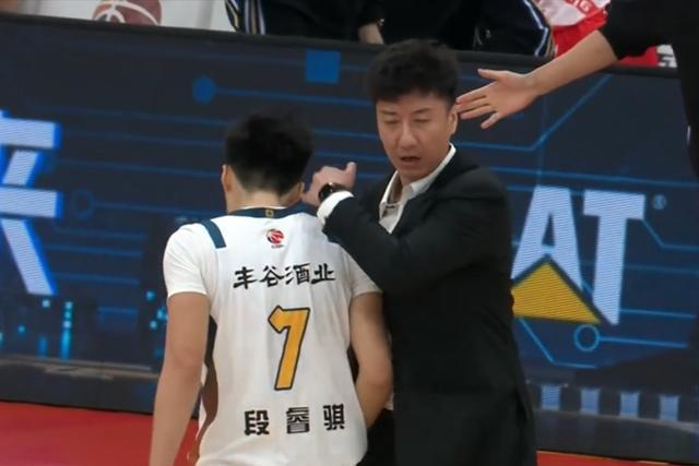 在线体育-幸亏没去广东！19岁菜鸟打成四川小外援，场均得分高于徐杰胡明轩