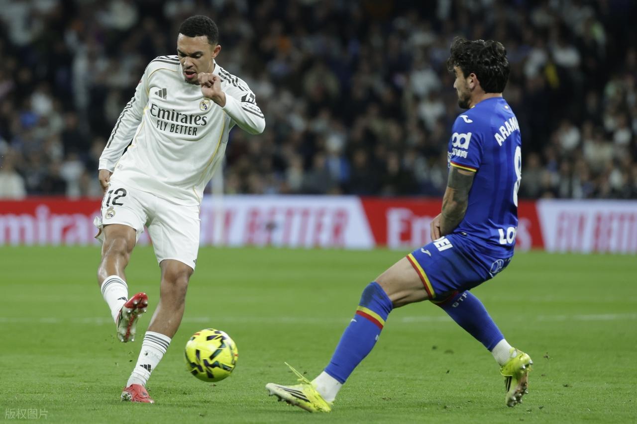 赛事分析-0-1！10人皇马惨遭两连败，被巴萨甩开4分，新星追骂主裁被直红